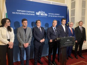 Кирил Петков пък подчерта, че в четвъртък сутрин, когато депутатите отново ще се съберат в пленарната зала, ПП няма да пречи на гласуването, но ще постъпи като опозиция - т.е. няма да подкрепи кандидата на ГЕРБ-СДС за председател на НС Росен Желязков.