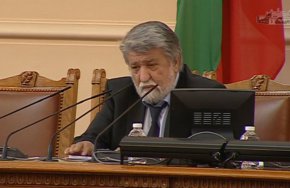 
 По-рано Десислава Атанасова от ГЕРБ заяви, че Рашидов е подходящ за шеф на НС, а Корнелия Нинова заяви, че БСП също биха го подкрепили. Оттеглям номинацията си.

 