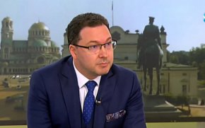 
„Днес ще започнем отново онзи разговор, който приключихме снощи. Ще започнем да търсим възможности и принципи около които да изберем председател. Вчера този разговор тръгна. Радвам се, че в крайна сметка температурата на говореното спадна”, обясни депутатът. Според него ПП искат да се стигне до нови избори.