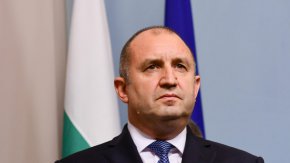 
„Много е важно да се знае, че в Европарламента 15 евродепутати от Нидерландия гласуваха „за” България и Румъния. И само четирима „против”. Това ясно показва, че двете страни стават заложник на вътрешната политика на Нидерландия и това няма да издържи дълго”, посочи той.