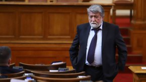ГЕРБ-СДС и „Продължаваме промяната“ оттеглиха своите кандидатури.

 