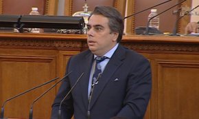 „Три дни преди началото на парламента обявихме, че издигаме наш кандидат за председател на Народното събрание. Когато видяхме, че няма подкрепа, а това вкарва страната в блокаж – оттеглихме кандидатурата“, добави Василев.

 