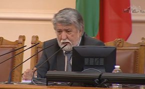 "Продължаваме промяната" и "Демократична България" бяха двете формации, които гласуваха против избора на Вежди Рашидов за председател на парламента.
