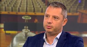 За него в малките населени места трябва да има хартиени бюлетини, защото хората ги е страх от машините и не вярват в резултатите от вота. "Утре ще внесем решение на НС, което да задължи кабинета да ускори дейностите по комуникация с АЯР за лицензиране на "Уестингхаус". Трябва да гарантираме, че можем да работим с различно от руско ядрено гориво", отбеляза той.
