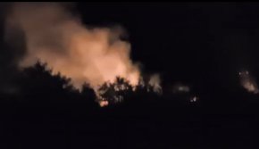Гасенето е трудно заради гъстата на места растителност и труднодостъпните райони, до които огнеборците не могат да достигнат, съобщиха по-рано от пожарната.

 