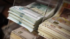 "Това категорично отдалечава всякакви перспективи на България за еврозоната. Което беше, малко или много ключово, че все още е налична подобна перспектива. Ключово за доходността, която имахме септември месец на външната емисия. Така че, мисля, че много трудно би се осигурила ликвидност, тъй като в момента пазарите, знаете, са изключително волативни, изключително лоши са перспективите пред пазарите. Дори една Германия трудно набира обем".