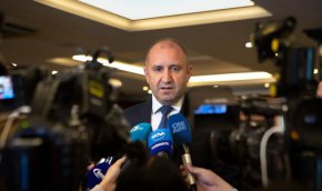 "Войната, която разширява не само своя пространствен обхват, но и формите на противопоставяне. Тези форми пълзят и насам. Вие вярвате ли, че хората, които предлагат подобни решения, някога ще хванат оръжие и ще рискуват живота си за България? Аз не го вярвам. Затова още веднъж призовавам за разум и отговорност", настоя президентът.