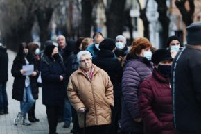 
Данъкоплатците ще трябва да поемат половината от парите за пенсионерите, стана ясно от проектобюджета на държавното обществено осигуряване (ДОО) за 2023 г. Скокът на пенсиите от последните месеци и очакваното догодина осъвременяване с 12% по швейцарското правило от 1 юли ще доведат до рекордни разходи и дефицит