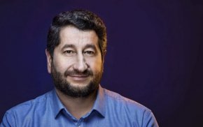 
"Президентът влиза в ролята на посредник и трябва не просто да се срещне с партиите поред на големината, а да се опита да намери допирни точки, така че да се стигне до редовно правителство",  каза още Иванов, във връзка с консултациите при Румен Радев.