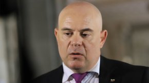  „В интерес на българските граждани сме длъжни да загърбим лични и конюнктурни интереси, за да може в спешен порядък да предприемем реални действия за гарантиране на тяхната сигурност и просперитет“, посочва Иван Гешев в писмата до вътрешния министър и председателя на ДАНС.