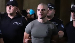 В четвъртък градският съд прецени, че макар да не е изтекъл максималният срок за задържана на Михайлов-младши, той може да получи по-лека мярка, защото рискът от извършване на ново престъпление е занижен. Затова бе постановен домашен арест.

