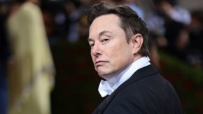 По информация на медиите Mъск е поел контрола късно в четвъртък местно време. Той имаше срок до петък да приключи сделката за 44 милиарда долара или да се изправи срещу компанията в съда. 