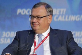 "Нито една държава не може да се чувства напълно защитена в условията на глобална икономика, ориентирана към долара", подчертава Костин.