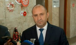 
„Виждате, че цикълът избори след избори не е най-доброто решение. Така че кога ще връча първия мандат зависи и от хода на консултациите”, каза Радев.