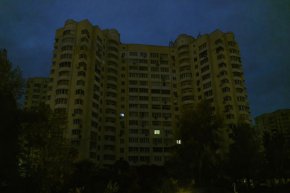 Жилищна сграда се вижда по време на спиране на тока в Киев, Украйна