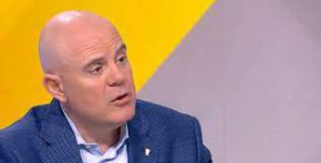 "Енигма за мен е как невинните жертви на тоталитарния режим изказват подкрепа за действията на главния прокурор, а оставката му искат децата, синовете,внуците на хората от репресивния режим", посочи той, след въпрос, свързан със съпредседателя на ДБ Христо Иванов.
