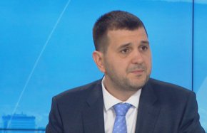 
Сред приоритетите на ДБ са да спре "взривяването на бюджета" чрез излишни разходи, съдебната реформа и ограничаването на властта на главния прокурор, обясни депутатът.