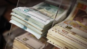 
Народното събрание може да задължи правителството да внесе проект за финансовата рамка за 2023 година, за което настояват от "Продължаваме промяната", но решението за внасяне на удължителен бюджет е по-правилно, коментира в кулоарите на парламента председателят на бюджетната комисия Петър Чобанов от ДПС