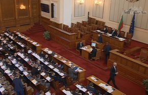Парламентарният ден започна със скандал
