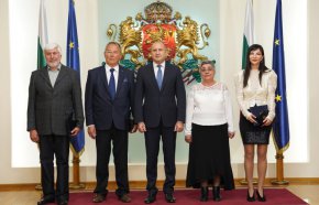 За мен е удоволствие да връча заслужени отличия на четирима от съвременните будители, каза президентът по време на официалната церемония в сградата на президентската институция.
