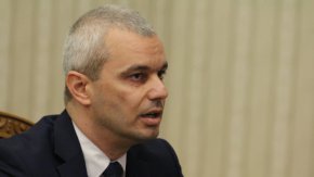 БНБ лъже, Пеканов лъже, ние няма да оставим страната ни да приеме еврото”, подчерта още Костадинов.

 