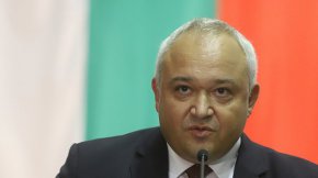 
"Очаква се този месец да завършат всички проверки, а това ще развърже ръцете на разследващите органи да дадат отговор на въпроса къде са отишли парите, платени авансово".
