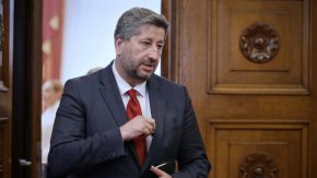 
"Започва да ме притеснява това, че не виждам сериозен стратегически разговор за втория мандат (на ПП - б.р.). За нас първият мандат (на ГЕРБ-СДС - б.р.) не е опция. Разговор за втория мандат не е започнал, а ние ще имаме много малко време. Наясно съм, че ситуацията е толкова сложна, че добри решения няма и да се окаже, че няма работещ вариант за втория мандат", поясни Иванов.
