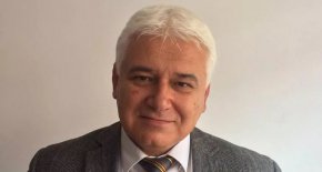 
Продължава практиката парламентът да се изживява като конвент от времето на якобинската диктатура в революционна Франция, заяви още професорът по конституционно право.