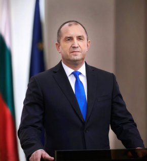 
По повод консултациите за съставяне на правителство, Румен Радев съобщи, че още утре ще покани ПГ на "Възраждане" за среща. 