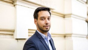  Проблемът идва оттам, че от екипа му са пропуснали да направят съответната регистрация и някой друг патентова името.
 