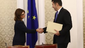 „Икономическите параметри се променят, има инфлация, минималната заплата трябва да се увеличи“, аргументира се Петков.

