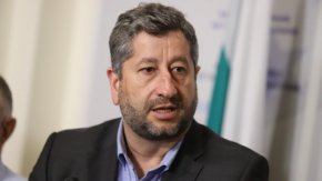 “БСП са възможен партньор по конкретни теми, но факт е, че раздалечаването в нашите позиции”, призна той. Като такива той посочи изпращането на военната помощ за Украйна и влизането в Еврозоната.
