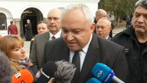Дали задържаните за убийството, което министърът определи като "изродщина", ще бъдат екстрадирани у нас, зависи от турските власти. 