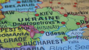 Румънският премиер Николае Чука и украинският му колега Денис Шмигал ще участват днес в откриването на нов граничен пункт и митница на общата граница, предаде агенция Аджерпрес.

