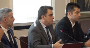 
Не беше постигнато съгласие обаче за въвеждане на необлагаем минимум и увеличаване на данък печалба, за да се компенсира политиката по доходите, за което настояват синдикатите: