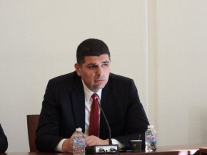 Чрез профила си в интернет той призовава служебният кабинет да започне нужните процедури веднага