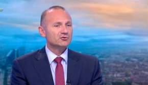 
По думите му бившият енергиен министър Александър Николов е дал инструкции на "Булгаргаз" да бъде спрян вносът на газ от "Газпром Експорт", както и да не предприема мерки за плащане по новата схема за превалутиране.
