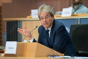 Сега Европейската комисия очаква ЕС и еврозоната да се свият през последното тримесечие на тази година и първото тримесечие на 2023 г. , което ще се равнява на техническа рецесия, преди да се върнат към положителен растеж през пролетта на следващата година