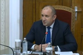 Конституционно сте поставен в най-"горещата позиция". Идваме да поискаме от Вас няколко конкретни неща. Споделяме и Вашата молба България да има редовен кабинет, и като че ли това става все по-трудно и невъзможно.
