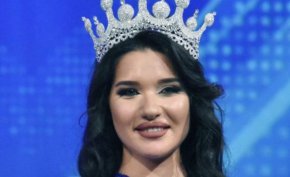 

По време на финалния трети кръг те бяха облечени в официалните рокли на дизайнера Стоян Радичев.  
