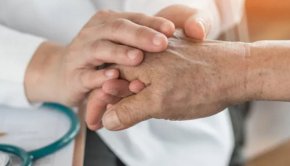 
Планирано е да действа гореща телефонна линия и онлайн-срещи и психотерапевтична подкрепа от сертифицирани психоонколози. За целта е изградена и онлайн-платформата, а горещата телефонна линия е 0700 10 515.