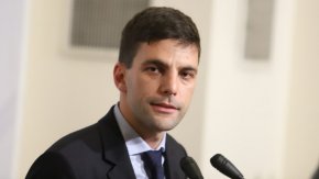 "В момента на дневен ред е връчването на първия мандат, да видим как ще подходят от ГЕРБ", каза още Минчев.