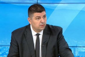 “Не можем да участваме в управление с ГЕРБ, но може да го направим с ПП”, заключи той.
