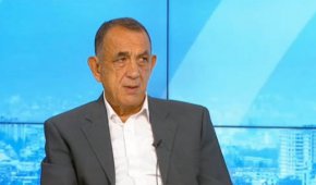 Притесняват ме обясненията на бащата, има нелогични неща в неговите действия, които може да са свързани с битието и състоянието му