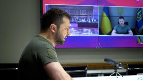 "Хиляди наши хора - военни и цивилни - са в руски плен. Те са подложени на жестоки изтезания - това е масово малтретиране. . . знаем поименно 11 000 деца, които са били насилствено депортирани в Русия", казва Зеленский.