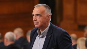 „Стискам палци с две ръце да има правителство. Изморен съм вече. Трябваше да сме напуснали МС преди две седмици. Ние си свършихме работата – направихме избори и извадихме България от няколко кризи. Сега е ред на редовното“, заключи Кутев.