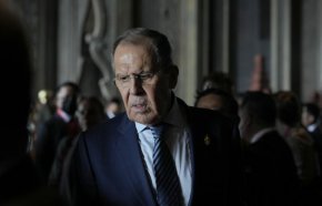Руският външен министър Сергей Лавров се разхожда по време на срещата на върха на Г-20 в Бали, Индонезия, на 15 ноември. (Achmad Ibrahim/AP)