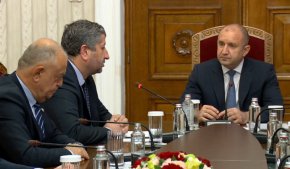 Румен Радев провежда консултации с представители на парламентарната група на "Демократична България".
