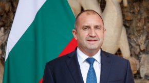 
Все пак държавният глава изрази надежда да не се стига до връчване на трети мандат, а да се състави редовно правителство в рамките на първия или втория опит. По думите му той няма да свика предсрочни избори януари и февруари
