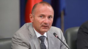 Бившият министър не го е прекратил едностранно, пратил е предложение за споразумение, на което няма отговор. Което означава, че договорът е в сила“, категоричен е той.
